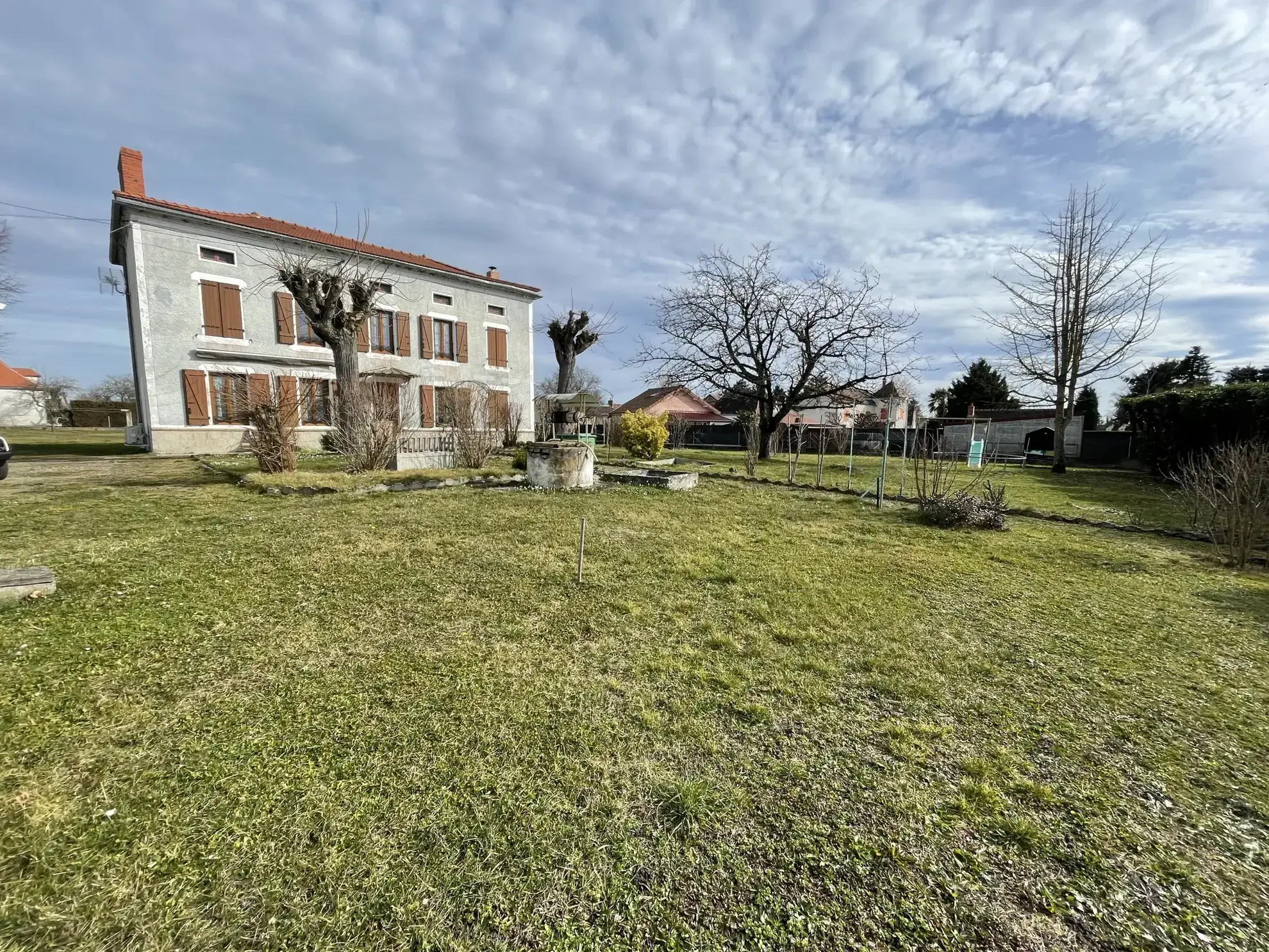 Maison de maître à Cognat-Lyonne de 133 m² avec dépendances et jardin arboré 