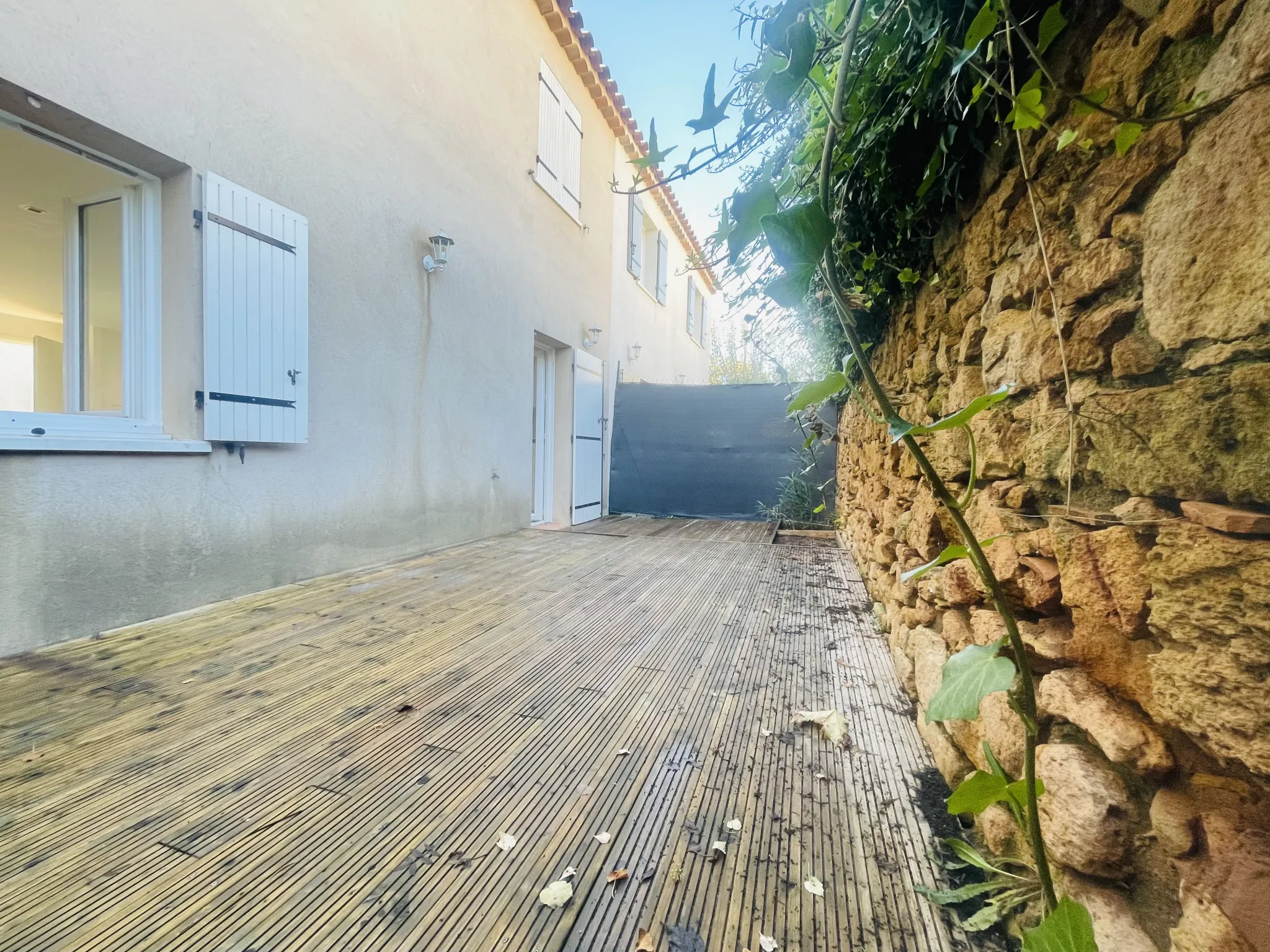 Maison neuve de 80 m² à Vidauban avec terrasse et stationnement privé 