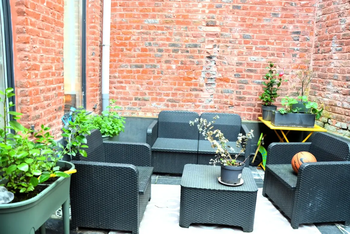 Maison rénovée avec 3 chambres, cour et confort moderne à Tourcoing 