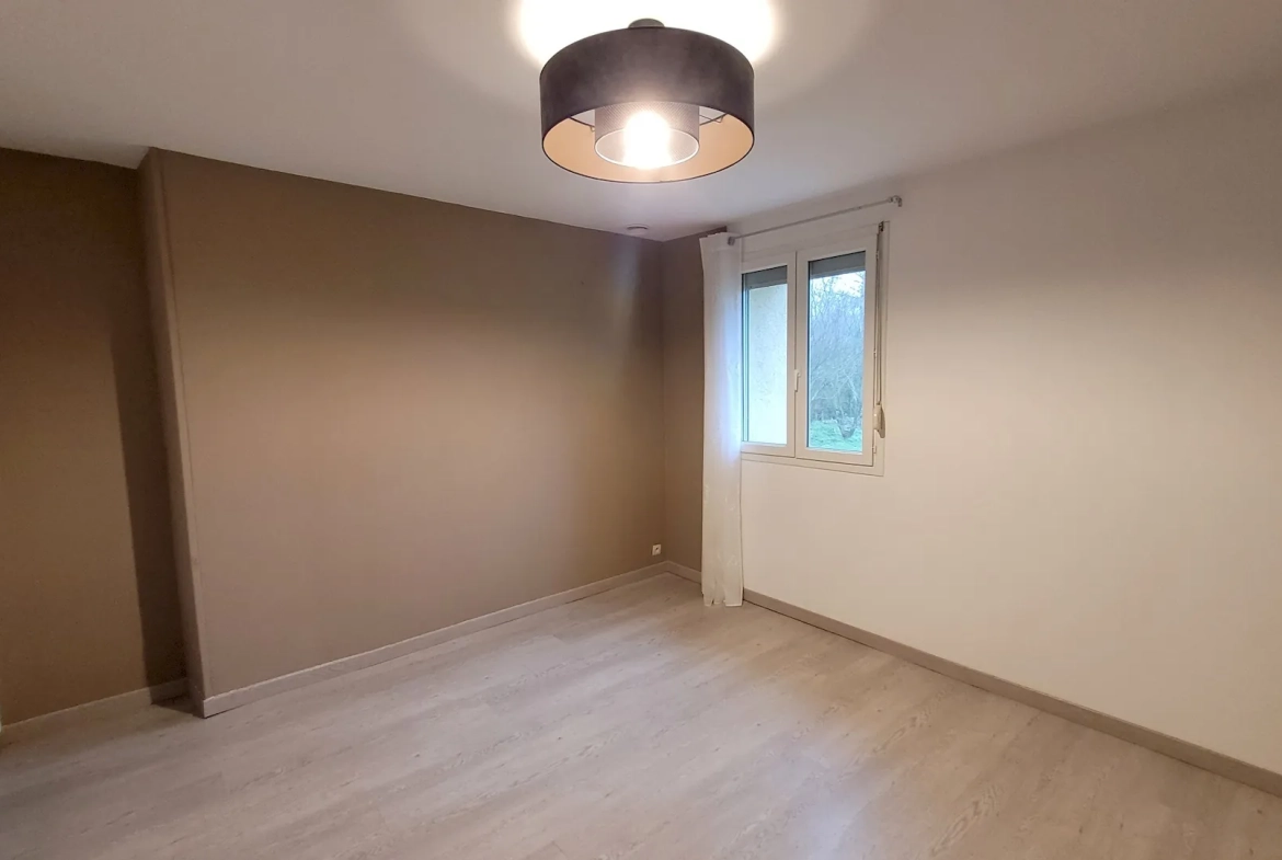 Maison ancienne spacieuse à Vihiers avec étang et jardin de 18 450 m² 