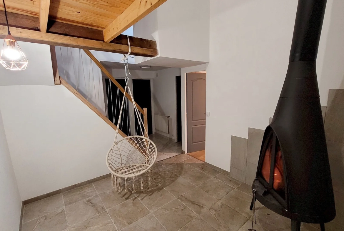 Maison ancienne spacieuse à Vihiers avec étang et jardin de 18 450 m² 