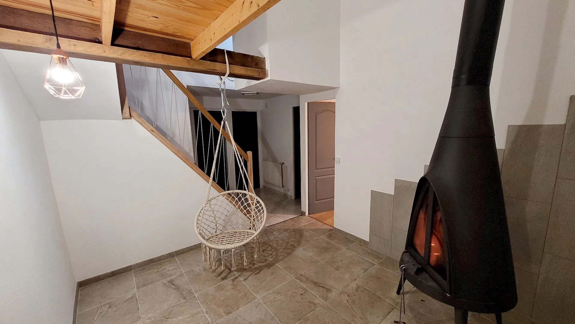 Maison ancienne spacieuse à Vihiers avec étang et jardin de 18 450 m² 