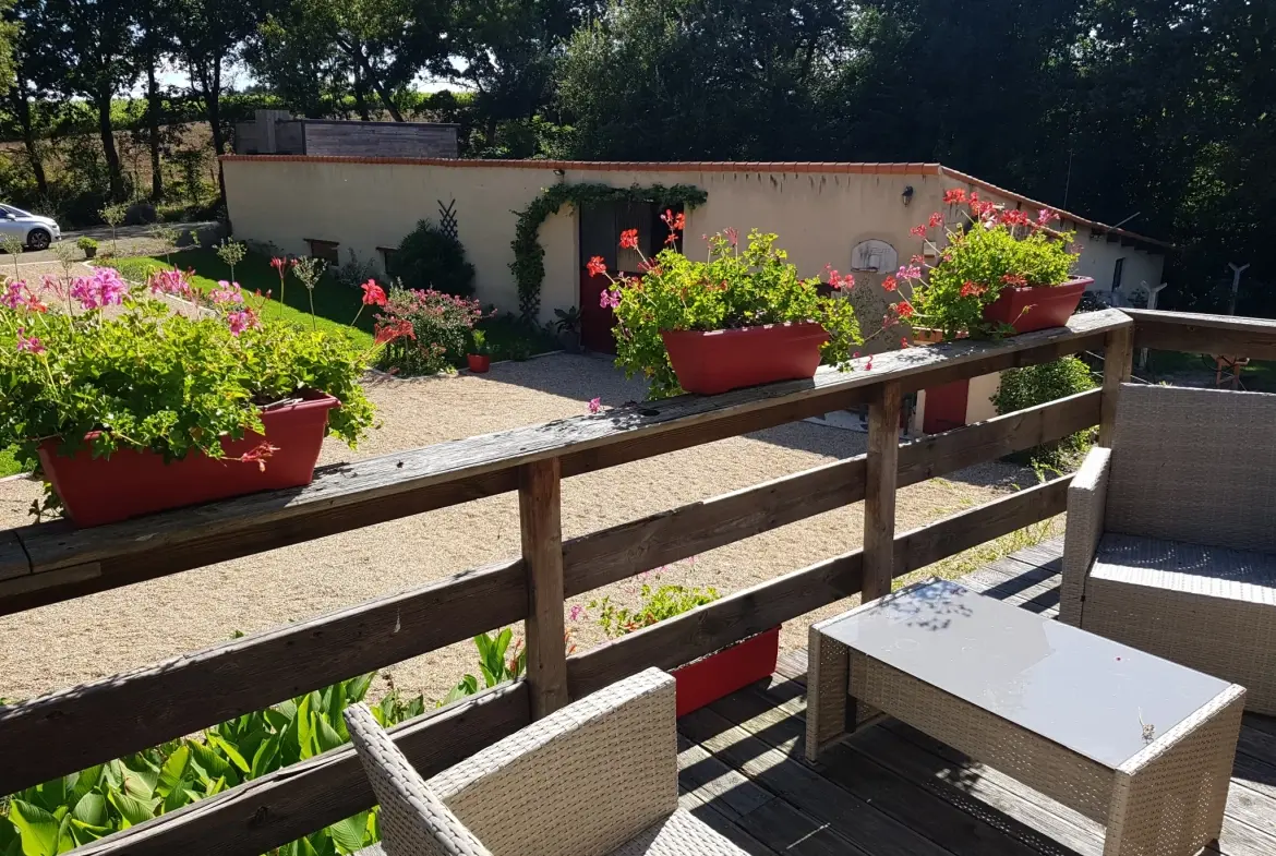 Maison ancienne spacieuse à Vihiers avec étang et jardin de 18 450 m² 