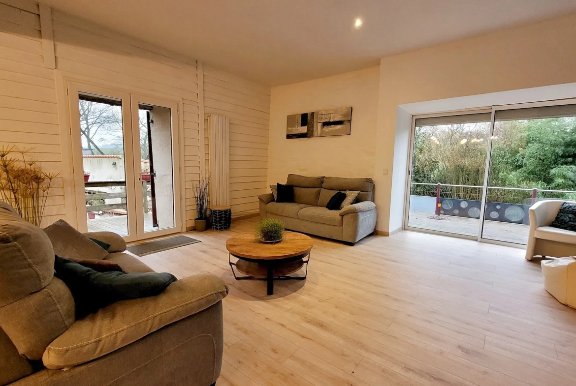 Maison ancienne spacieuse à Vihiers avec étang et jardin de 18 450 m² 