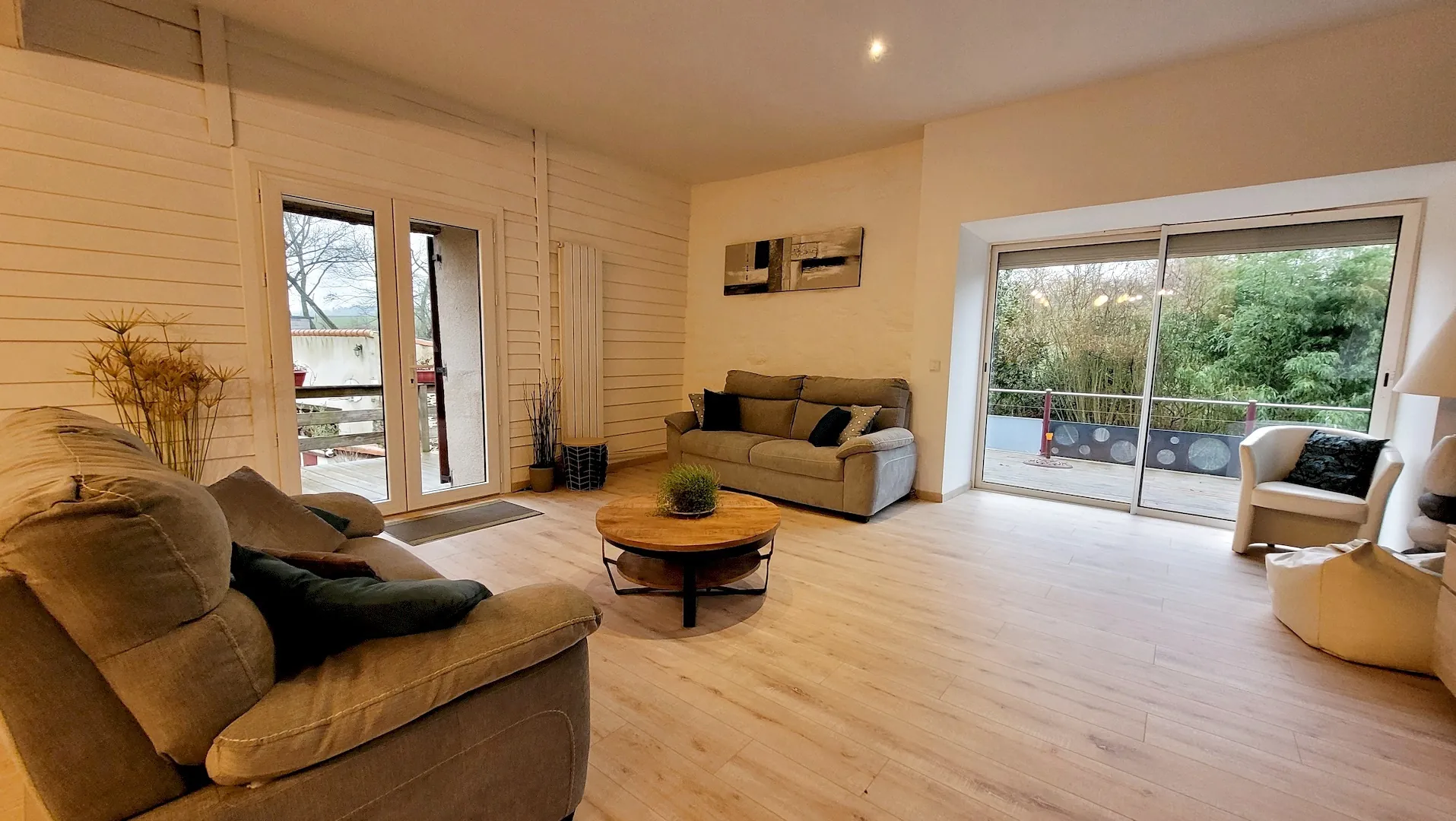 Maison ancienne spacieuse à Vihiers avec étang et jardin de 18 450 m² 
