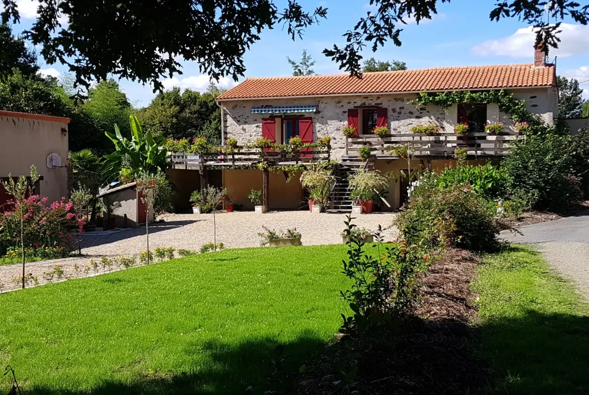 Maison ancienne spacieuse à Vihiers avec étang et jardin de 18 450 m² 