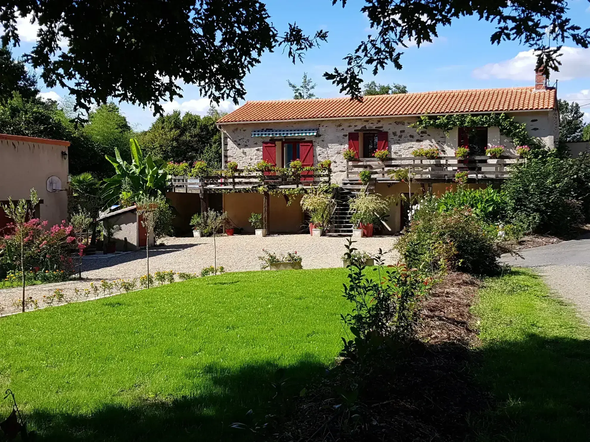 Maison ancienne spacieuse à Vihiers avec étang et jardin de 18 450 m² 