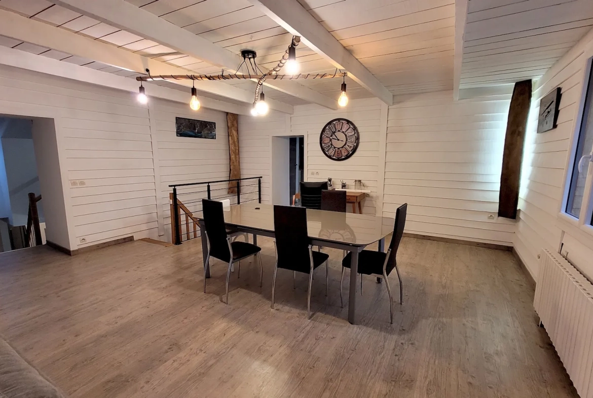 Maison ancienne spacieuse à Vihiers avec étang et jardin de 18 450 m² 