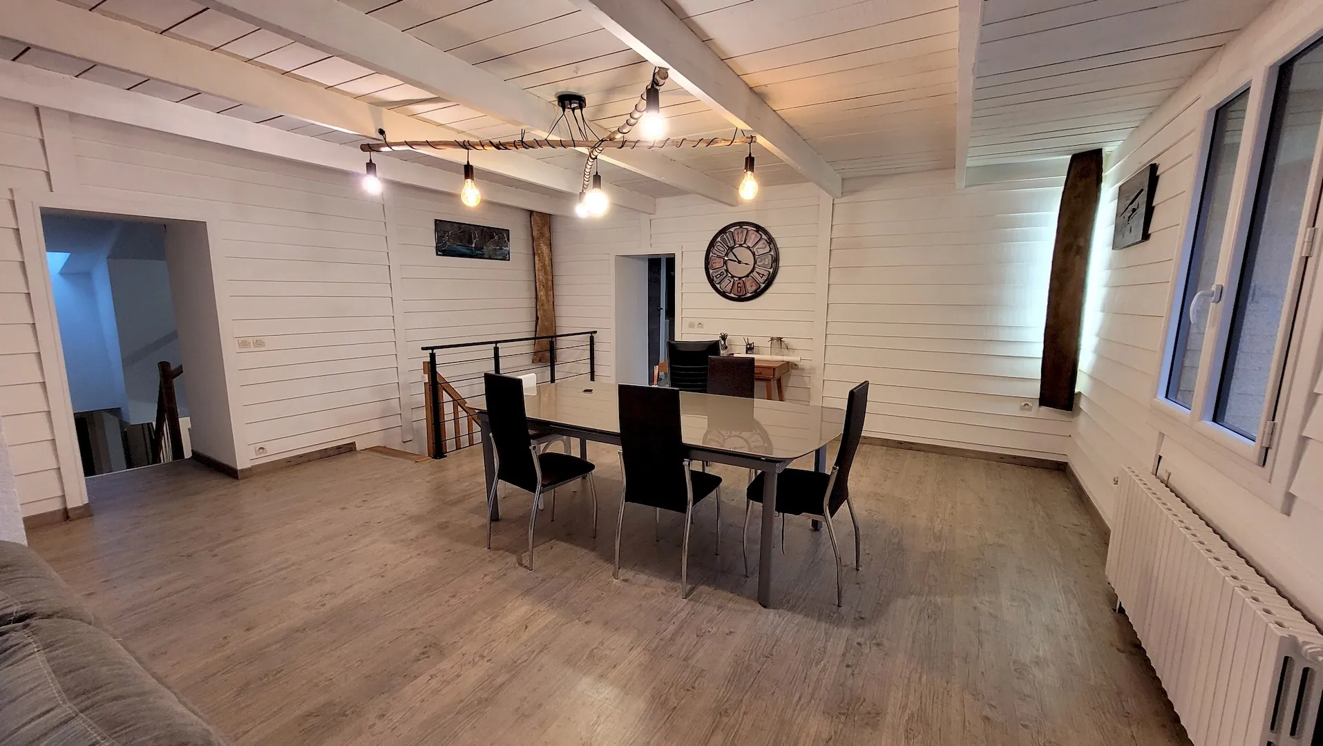 Maison ancienne spacieuse à Vihiers avec étang et jardin de 18 450 m² 