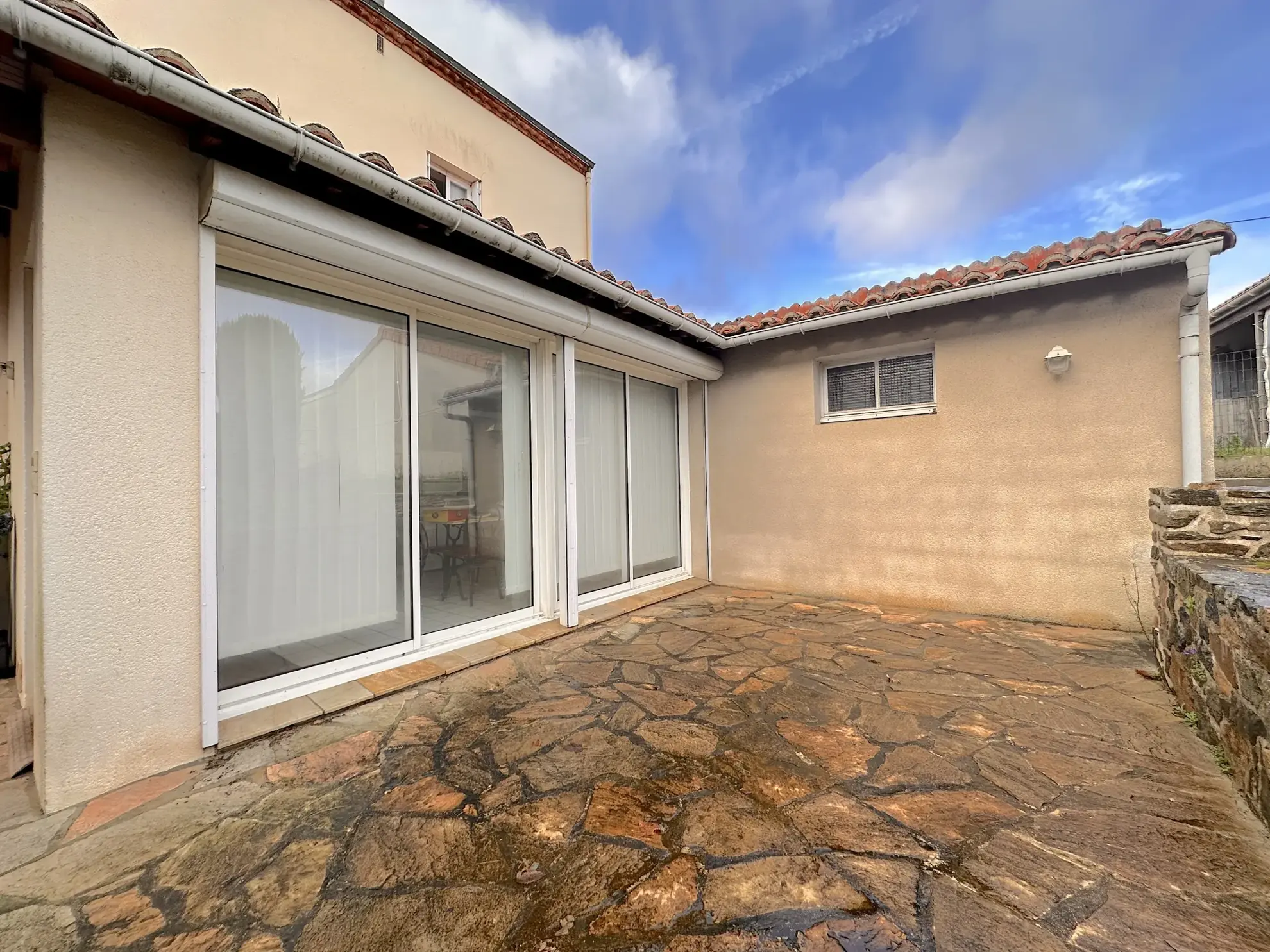 Maison en pierre à vendre au Le Pallet, 5 chambres, jardin, proche gare et commerces 