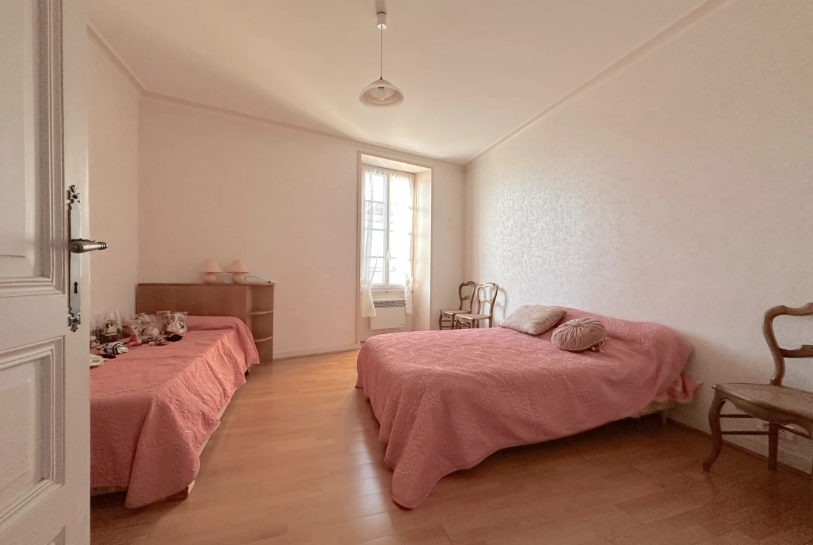 Maison en pierre à vendre au Le Pallet, 5 chambres, jardin, proche gare et commerces 