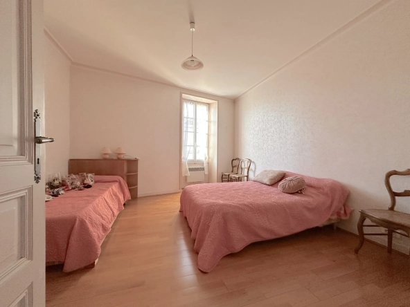 Maison en pierre à vendre au Le Pallet, 5 chambres, jardin, proche gare et commerces 
