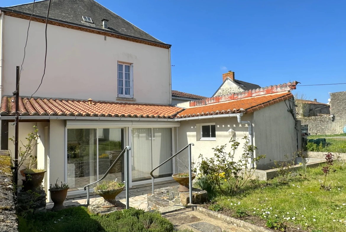Maison en pierre à vendre au Le Pallet, 5 chambres, jardin, proche gare et commerces 