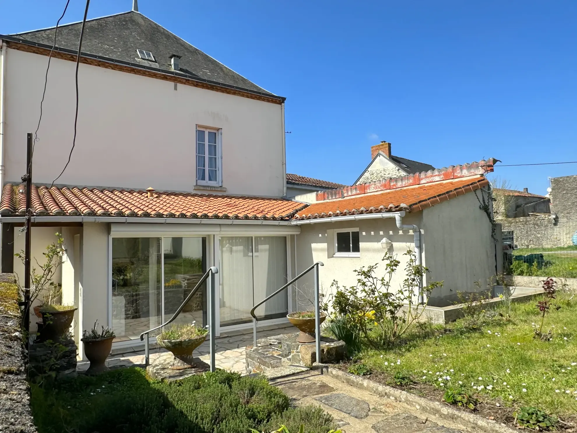 Maison en pierre à vendre au Le Pallet, 5 chambres, jardin, proche gare et commerces 