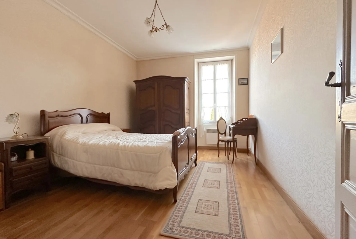 Maison en pierre à vendre au Le Pallet, 5 chambres, jardin, proche gare et commerces 
