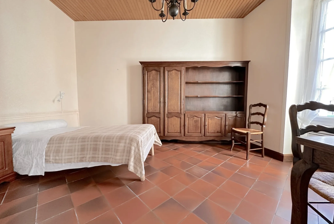 Maison en pierre à vendre au Le Pallet, 5 chambres, jardin, proche gare et commerces 
