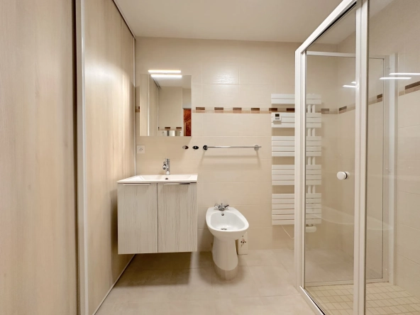 Maison en pierre à vendre au Le Pallet, 5 chambres, jardin, proche gare et commerces 