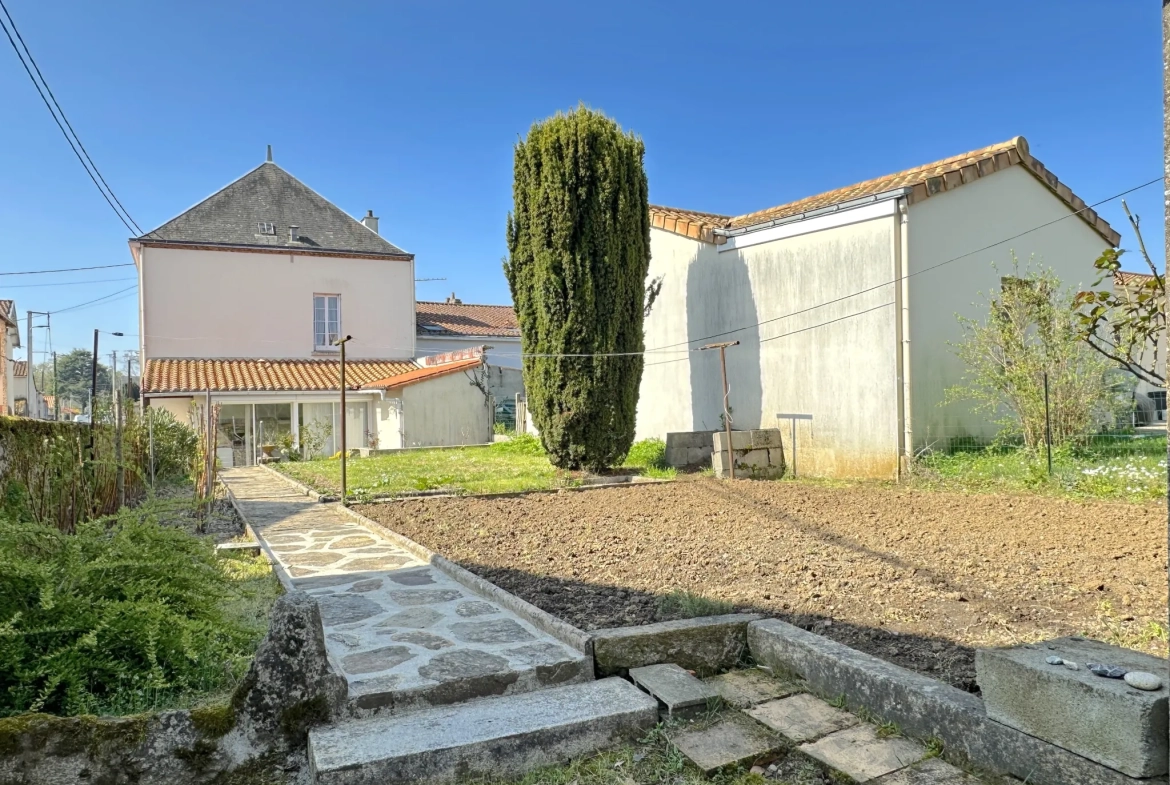 Maison en pierre à vendre au Le Pallet, 5 chambres, jardin, proche gare et commerces 