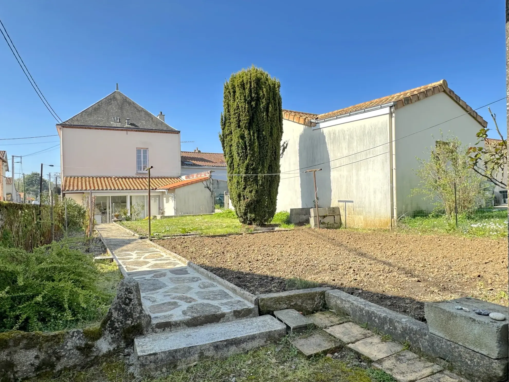 Maison en pierre à vendre au Le Pallet, 5 chambres, jardin, proche gare et commerces 