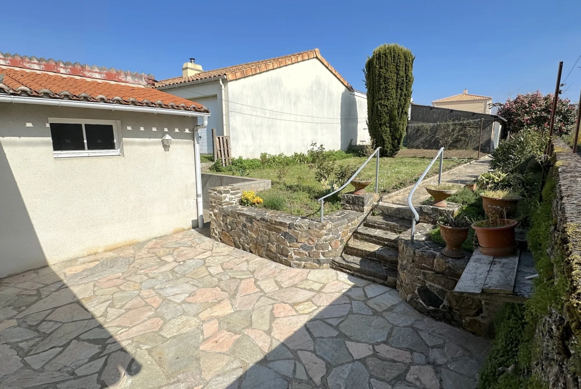 Maison en pierre à vendre au Le Pallet, 5 chambres, jardin, proche gare et commerces 