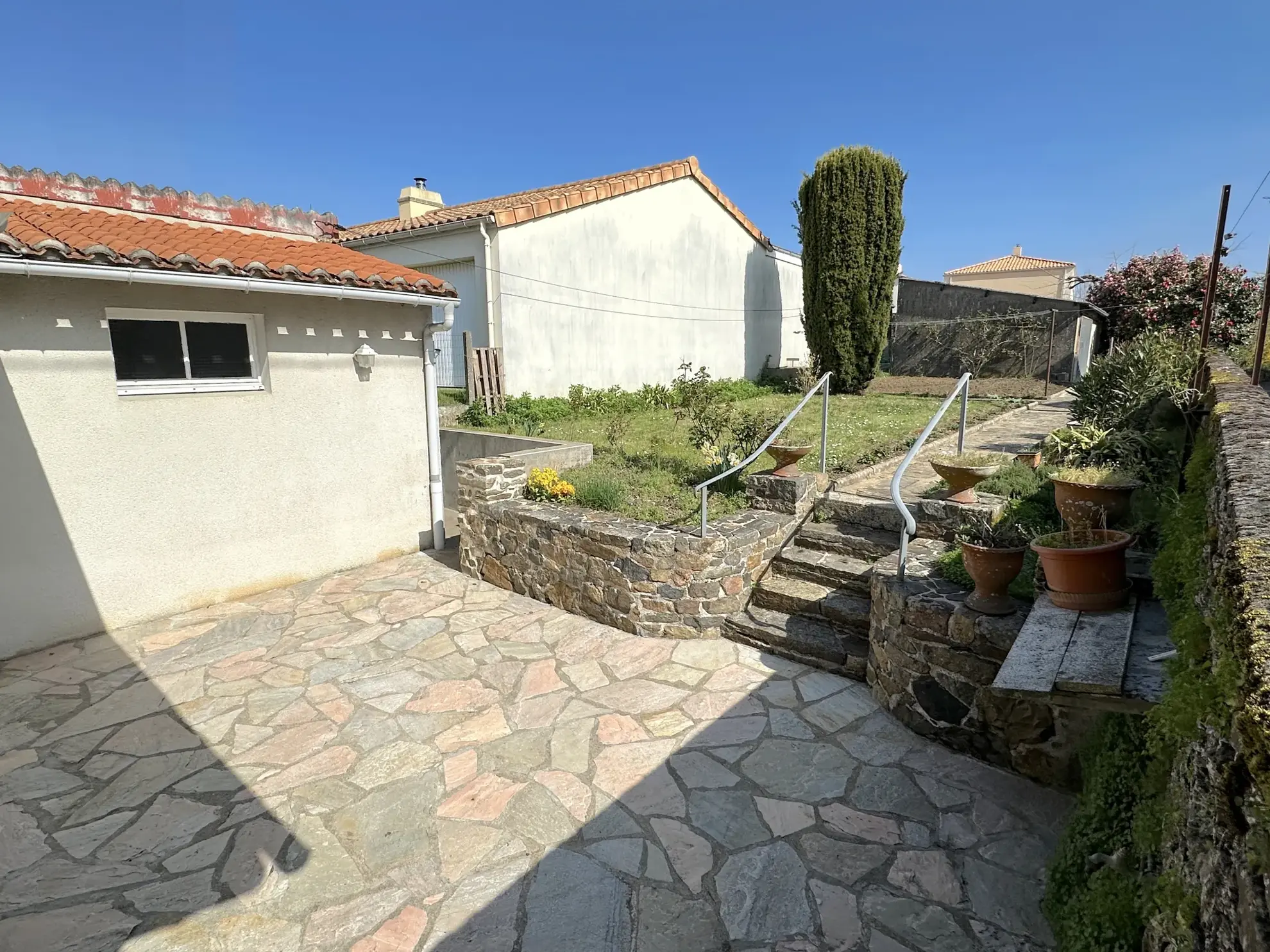 Maison en pierre à vendre au Le Pallet, 5 chambres, jardin, proche gare et commerces 