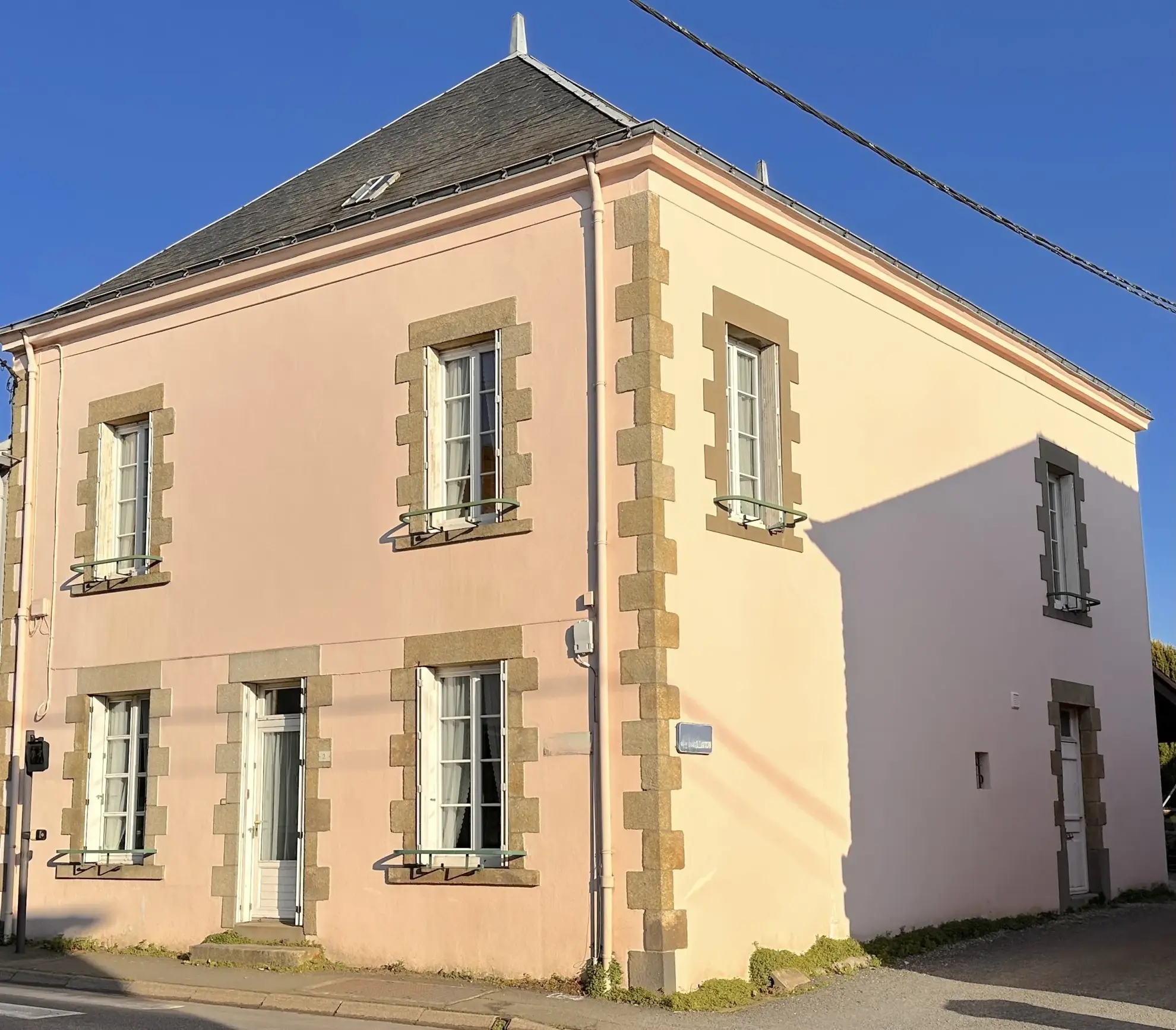 Maison en pierre à vendre au Le Pallet, 5 chambres, jardin, proche gare et commerces 