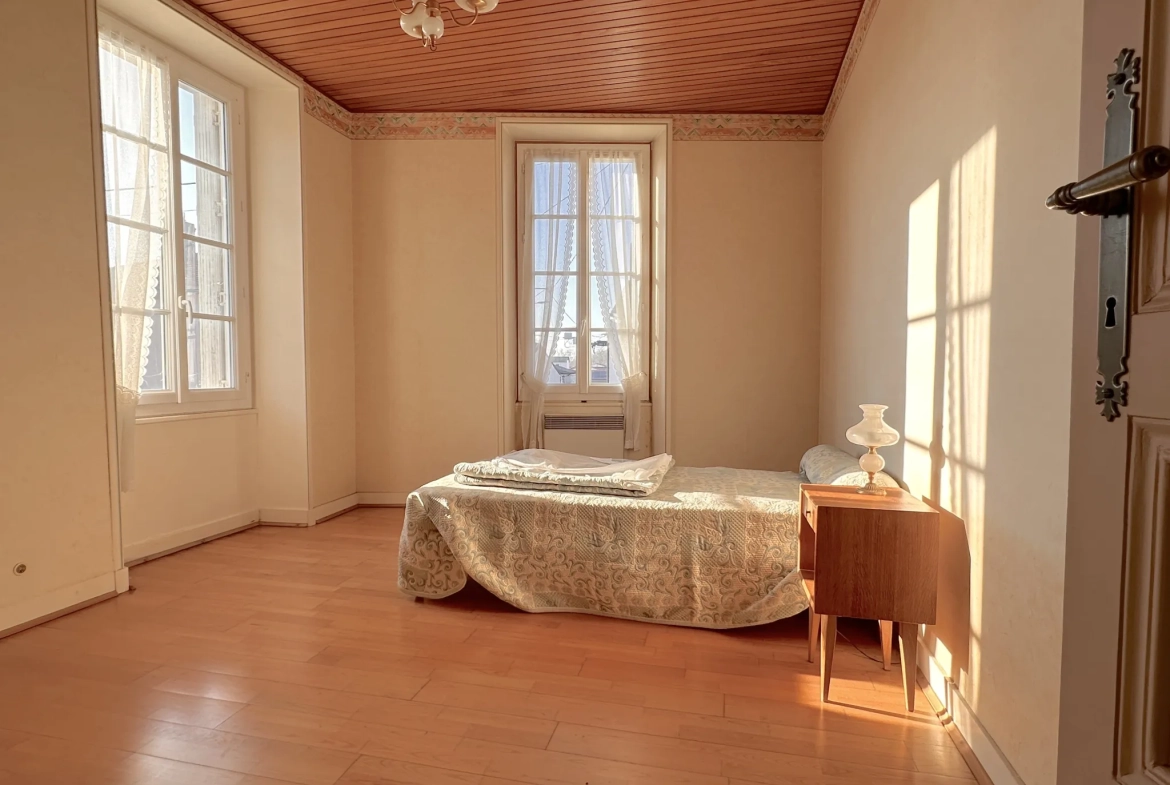 Maison en pierre à vendre au Le Pallet, 5 chambres, jardin, proche gare et commerces 