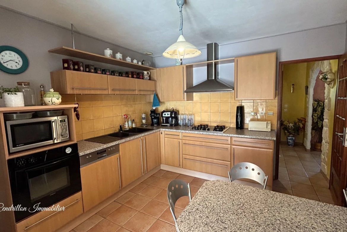 Maison de plain-pied avec sous-sol, piscine et 4 chambres à Bourganeuf 