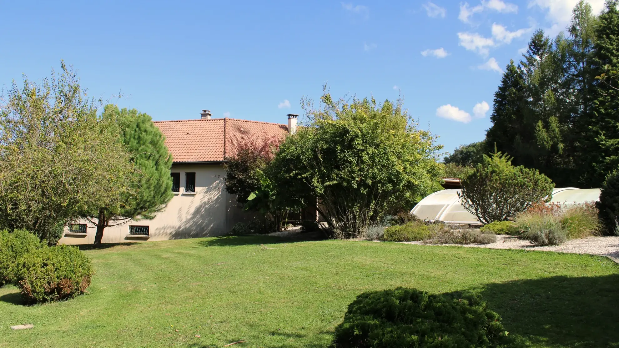 Maison de plain-pied avec sous-sol, piscine et 4 chambres à Bourganeuf 