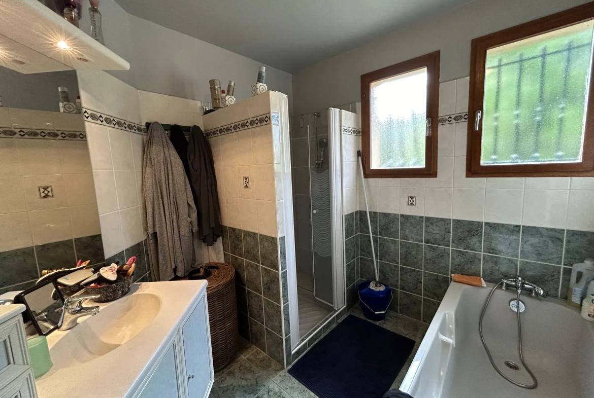 Maison de plain-pied avec sous-sol, piscine et 4 chambres à Bourganeuf 
