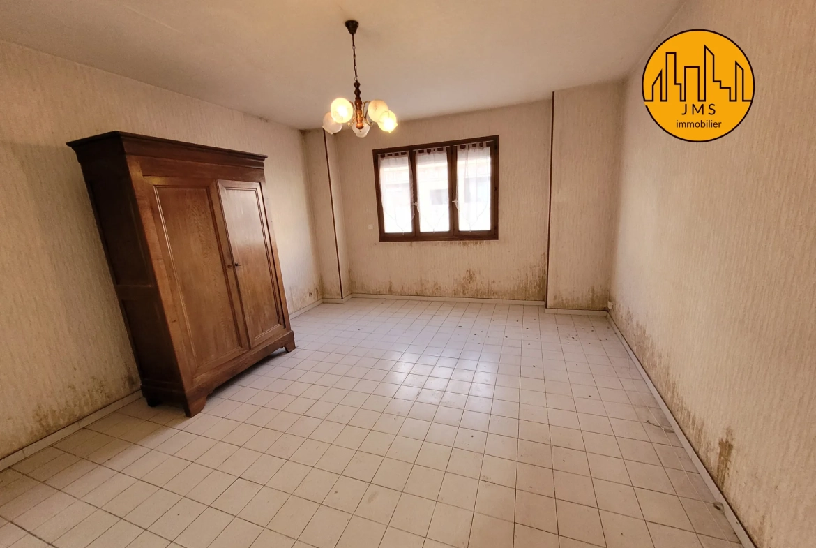 Maison à rénover avec dépendance et jardin à Moulins en Centre-ville 
