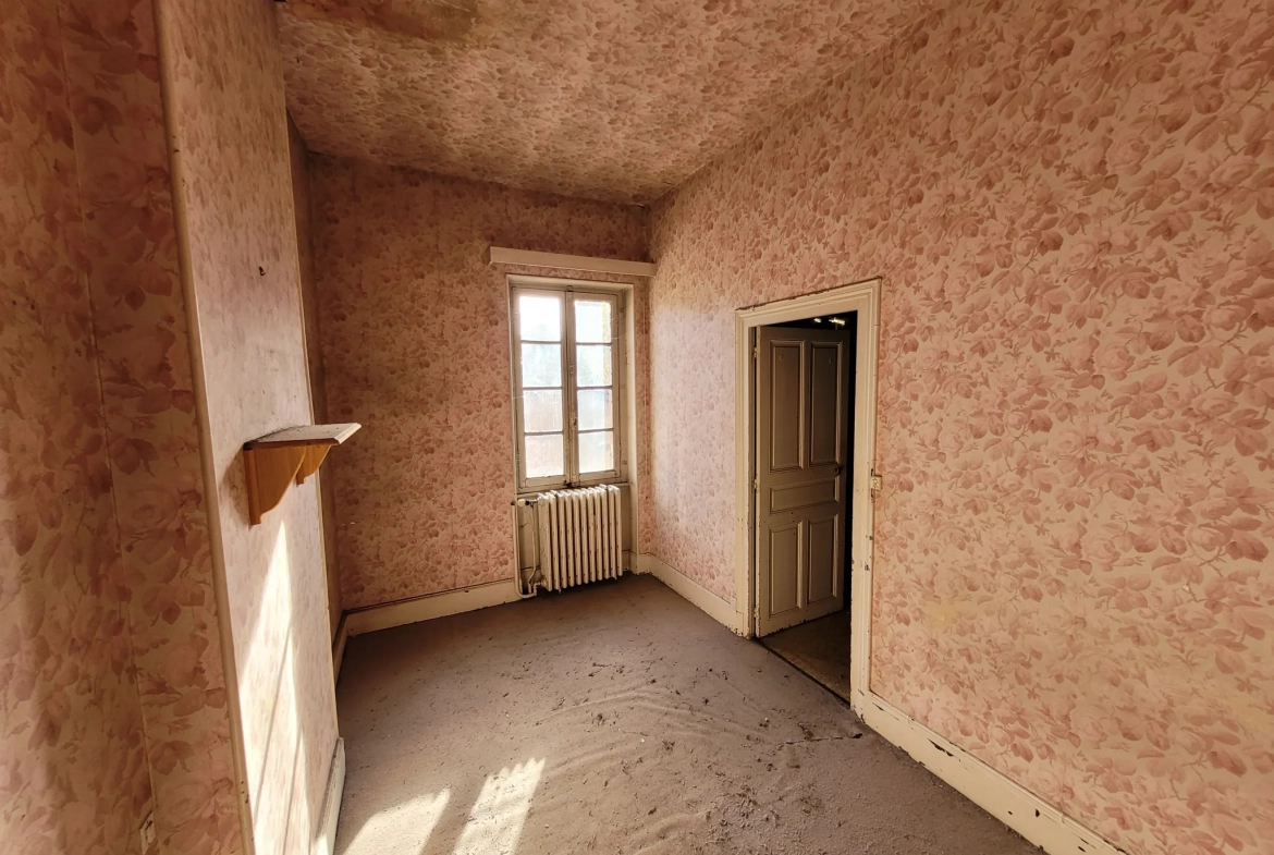 Maison à rénover avec dépendance et jardin à Moulins en Centre-ville 