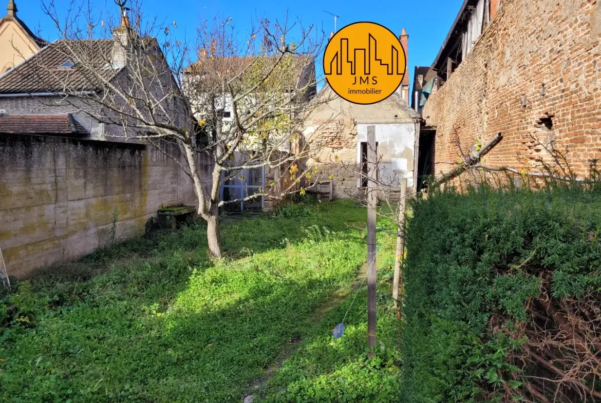 Maison à rénover avec dépendance et jardin à Moulins en Centre-ville 