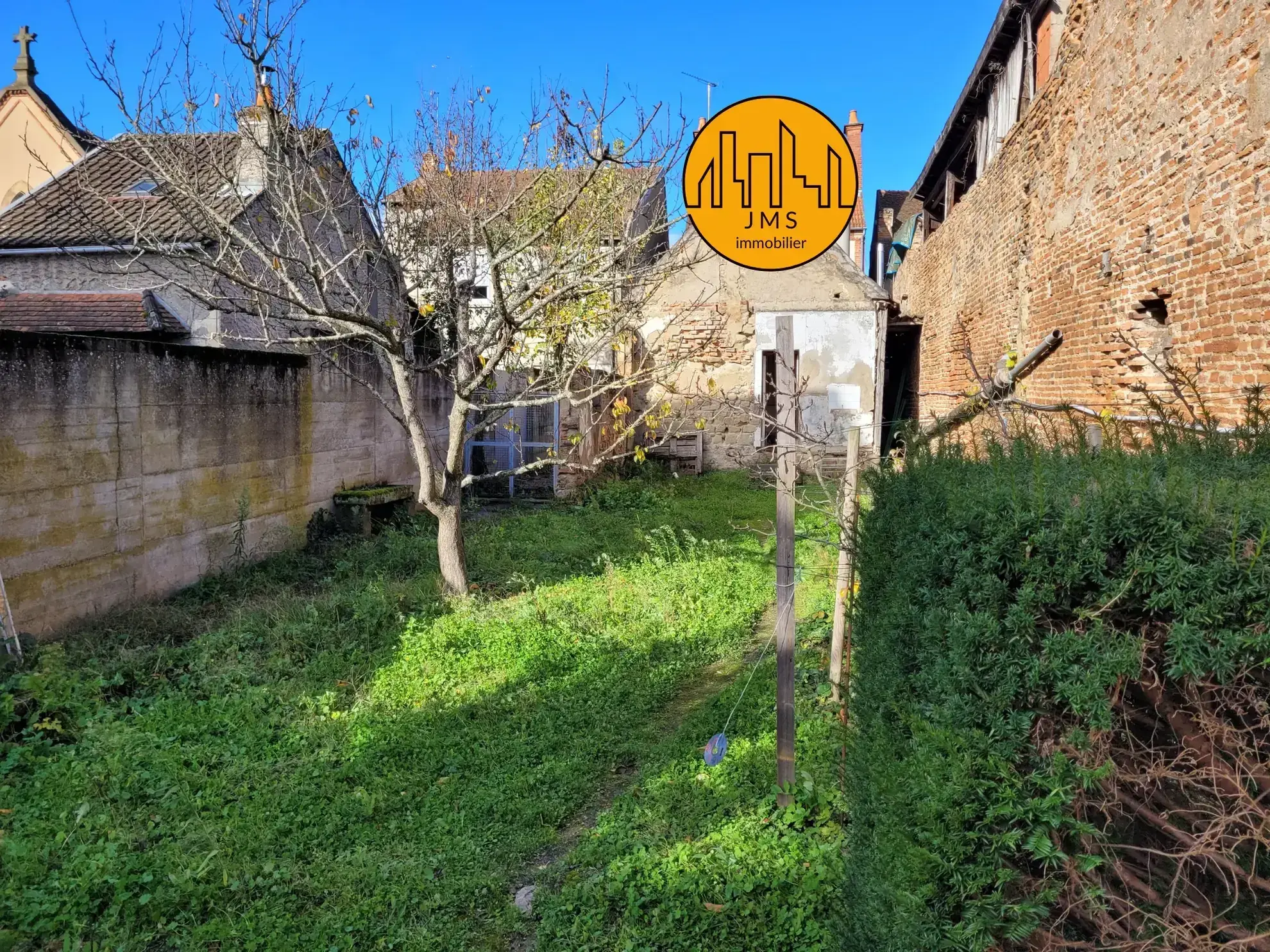 Maison à rénover avec dépendance et jardin à Moulins en Centre-ville 