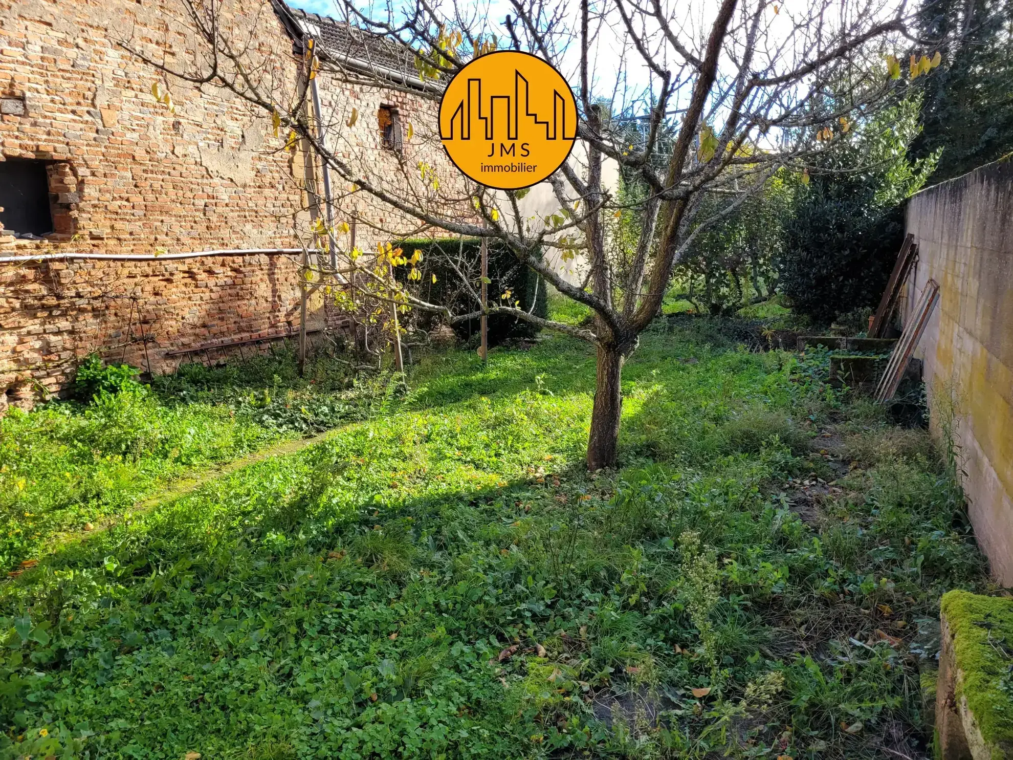 Maison à rénover avec dépendance et jardin à Moulins en Centre-ville 