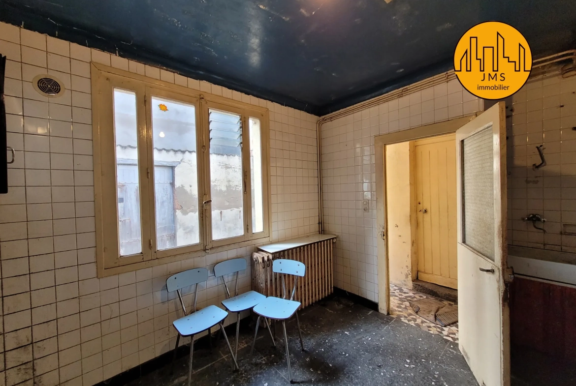 Maison à rénover avec dépendance et jardin à Moulins en Centre-ville 