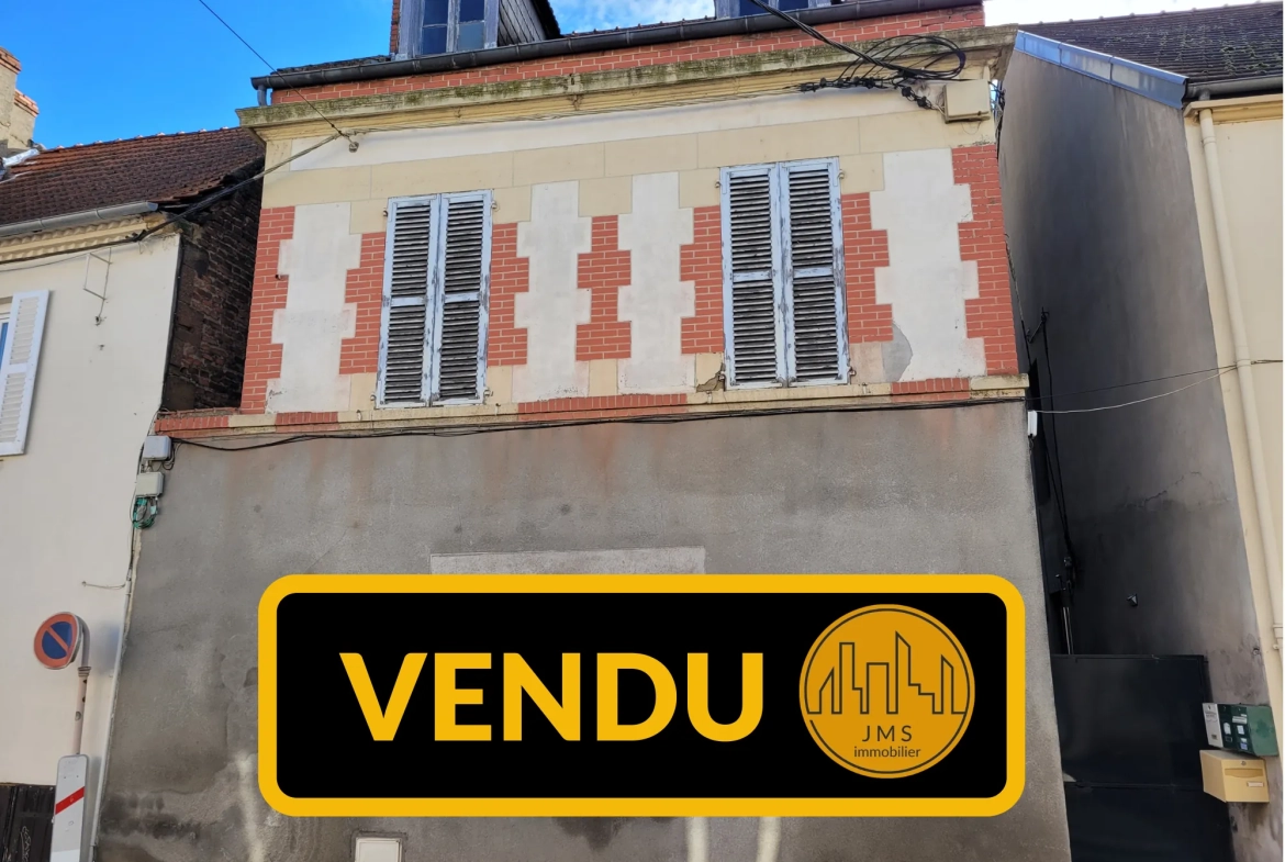 Maison à rénover avec dépendance et jardin à Moulins en Centre-ville 