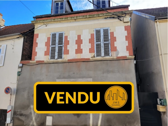 Maison à rénover avec dépendance et jardin à Moulins en Centre-ville