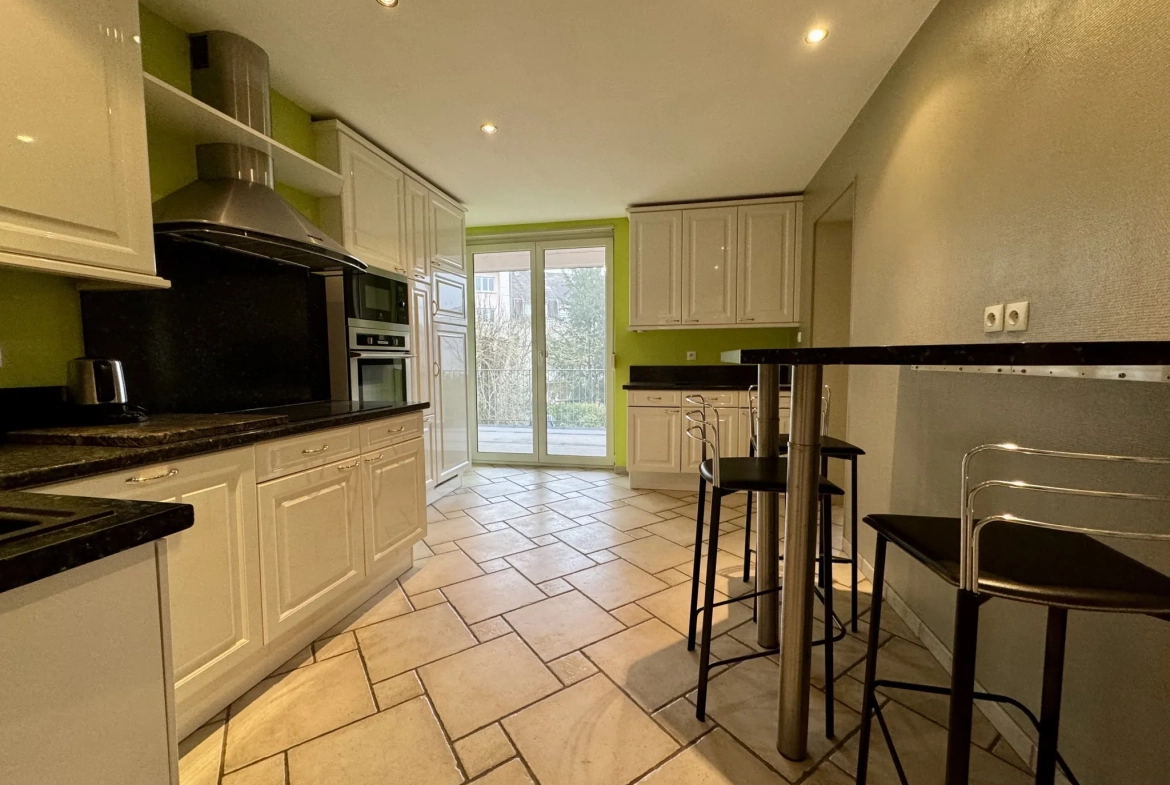 Bel appartement de 130 m² à vendre à Sarreguemines avec terrasse et parking 