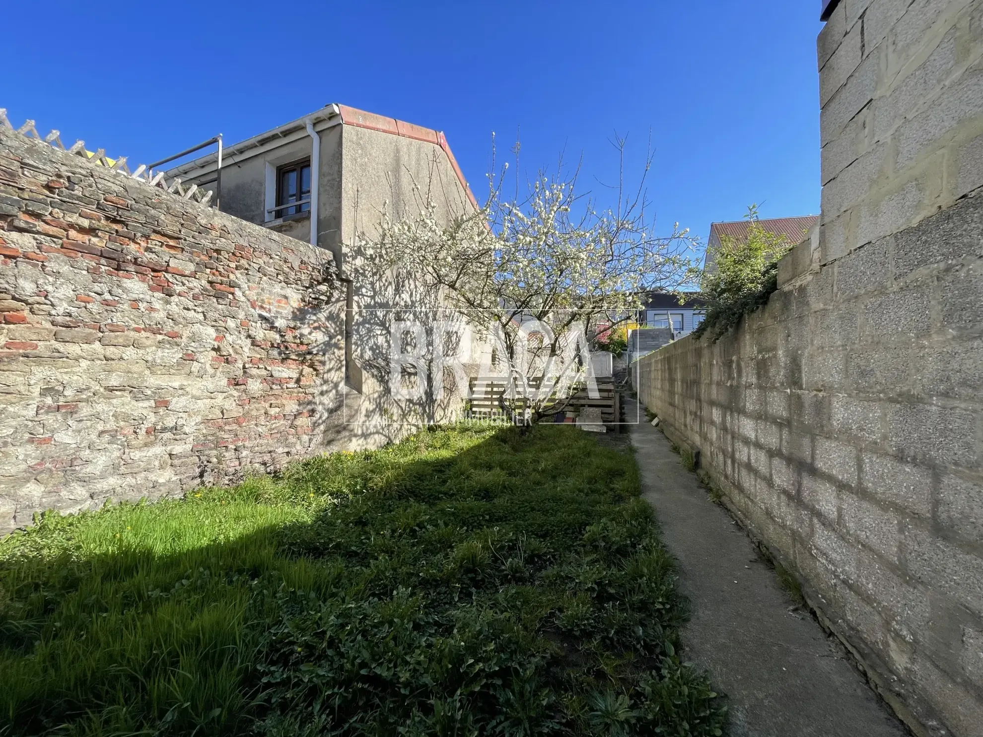 Maison à rénover de 105 m² avec jardin au Portel à 100 m de la plage 