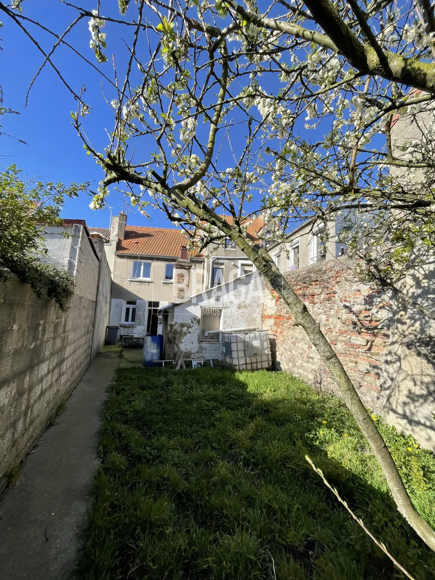 Maison à rénover de 105 m² avec jardin au Portel à 100 m de la plage 
