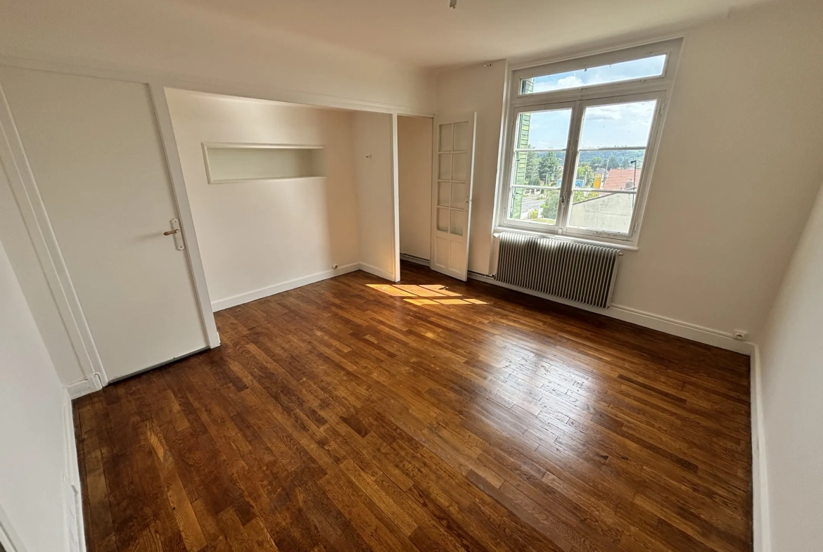 Maison familiale lumineuse à Cusset avec terrain de 2820 m² et rénovations en cours 