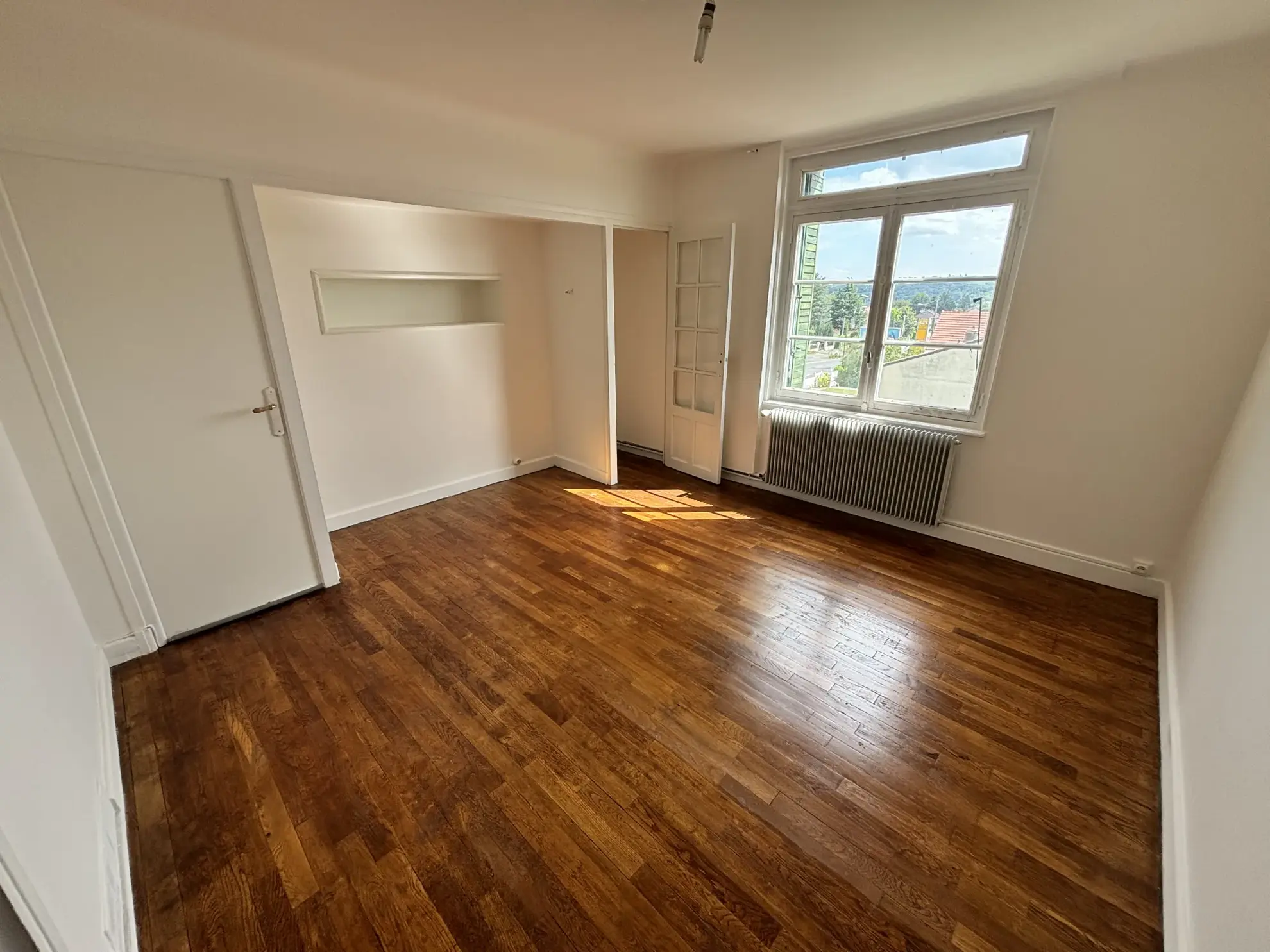 Maison familiale lumineuse à Cusset avec terrain de 2820 m² et rénovations en cours 