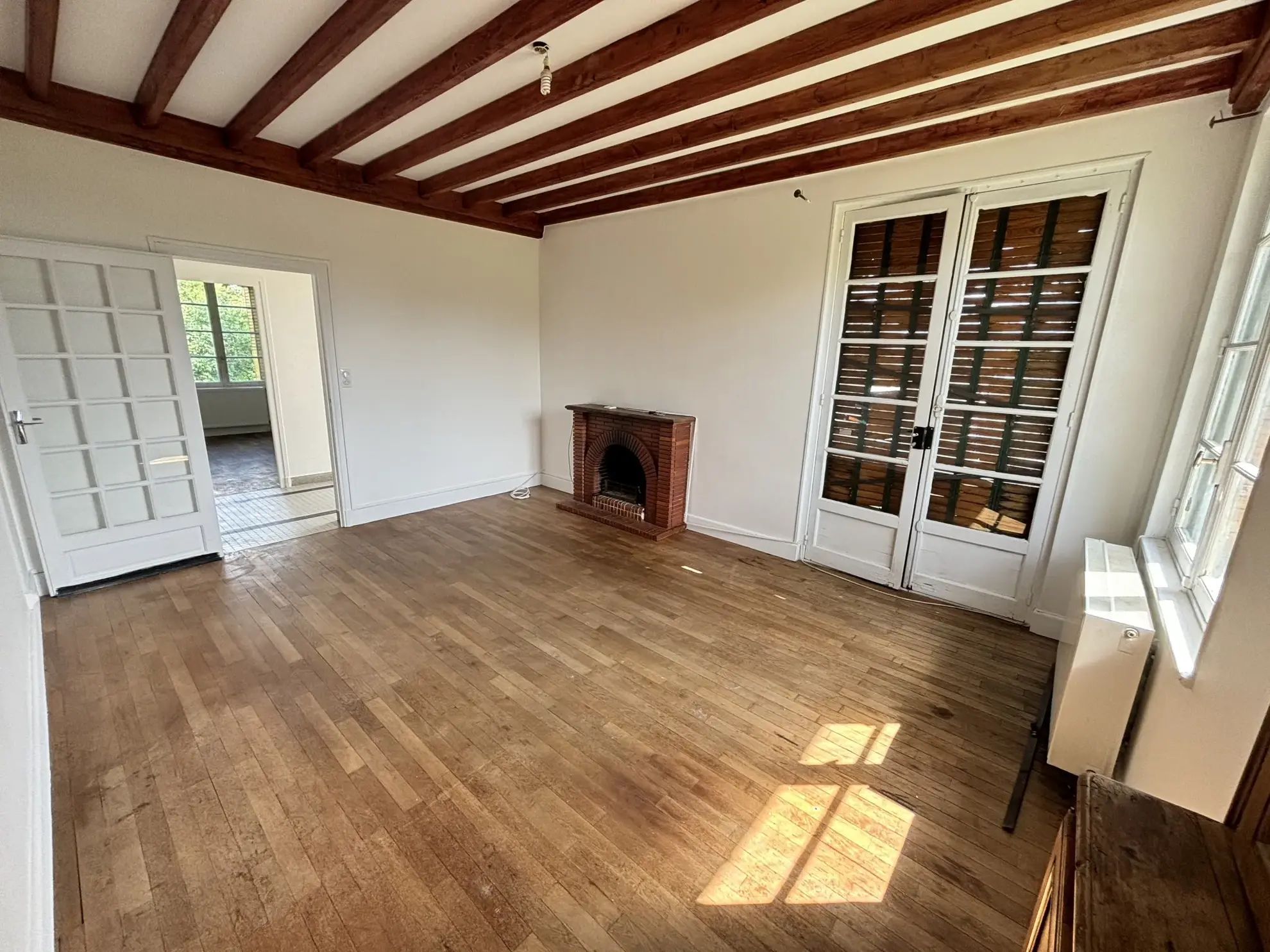 Maison familiale lumineuse à Cusset avec terrain de 2820 m² et rénovations en cours 
