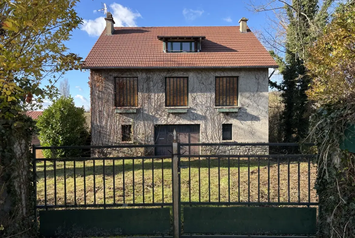 Maison familiale lumineuse à Cusset avec terrain de 2820 m² et rénovations en cours 