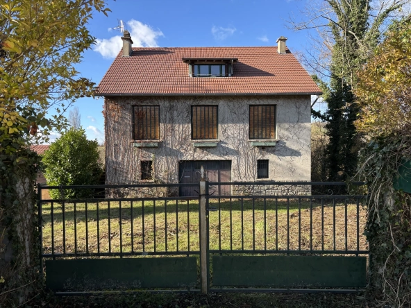 Maison familiale lumineuse à Cusset avec terrain de 2820 m² et rénovations en cours