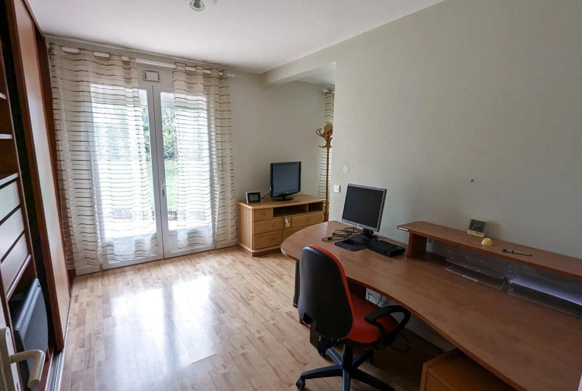 Maison familiale 4 chambres avec espace bois proche de Niort 