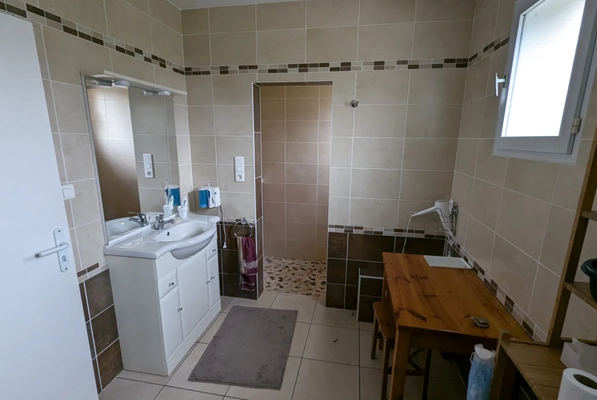 Maison familiale 4 chambres avec espace bois proche de Niort 
