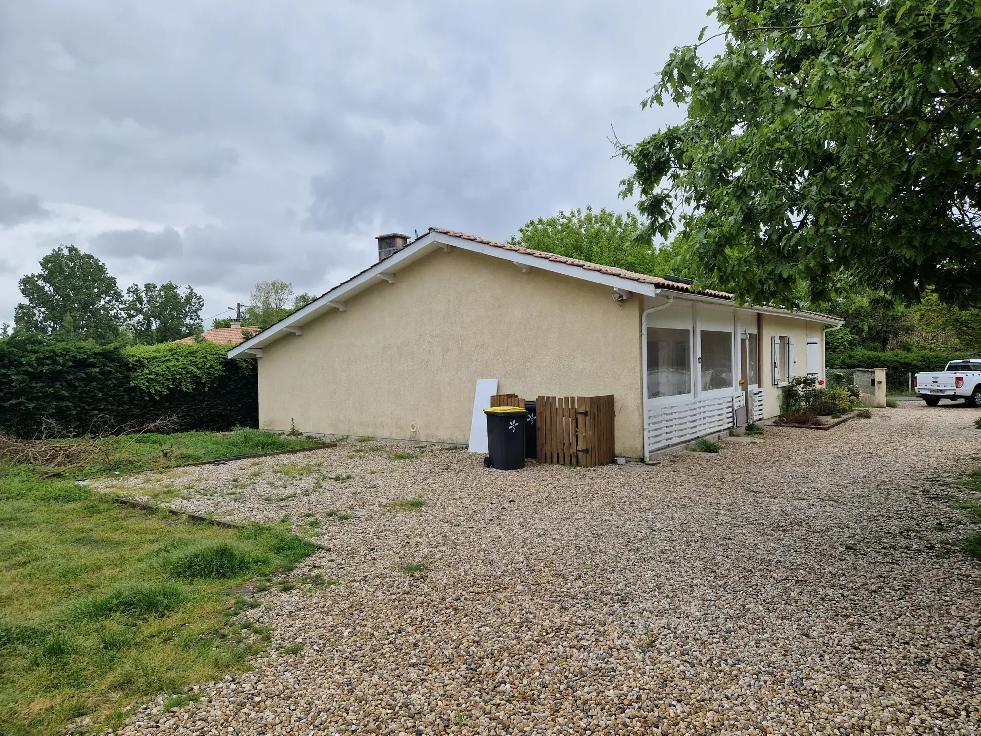 Maison de plain-pied à vendre à Saint Vivien de Médoc, 130 m² avec jardin et garages 