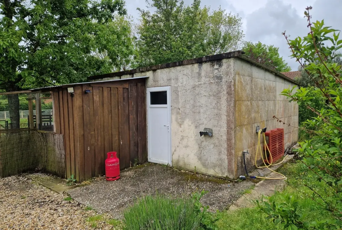 Maison de plain-pied à vendre à Saint Vivien de Médoc, 130 m² avec jardin et garages 